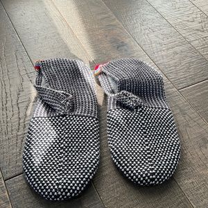 Bombas  Gripper Slipper • NWT large